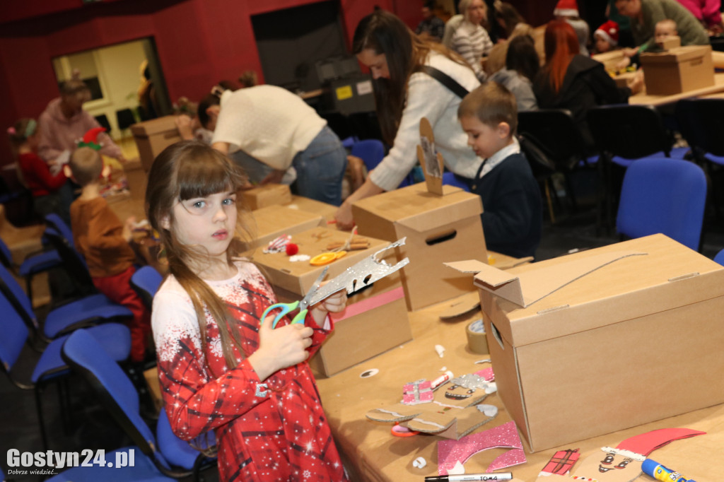 Warsztaty pakowania prezentów w GOK Hutnik