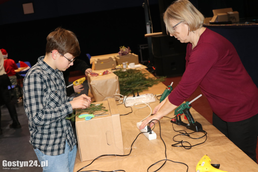 Warsztaty pakowania prezentów w GOK Hutnik