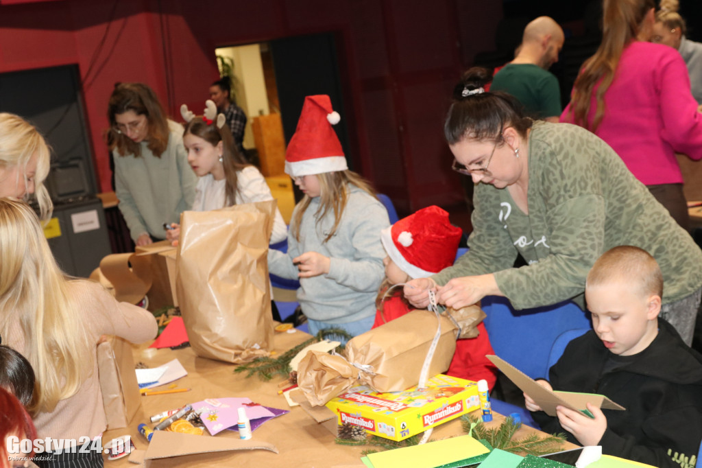 Warsztaty pakowania prezentów w GOK Hutnik