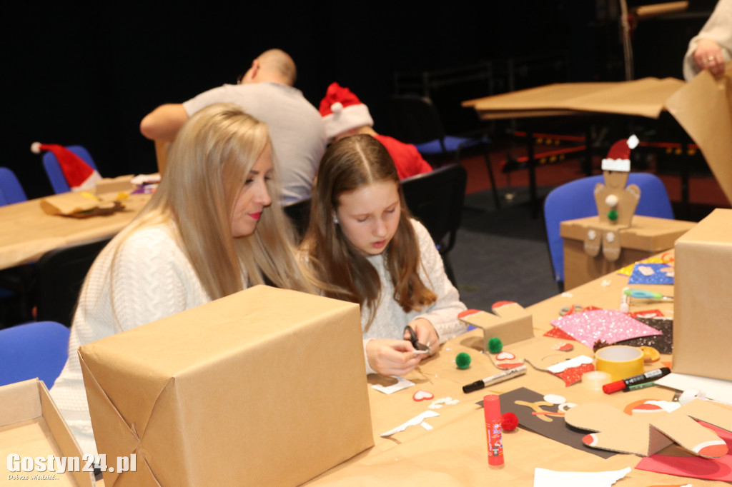 Warsztaty pakowania prezentów w GOK Hutnik