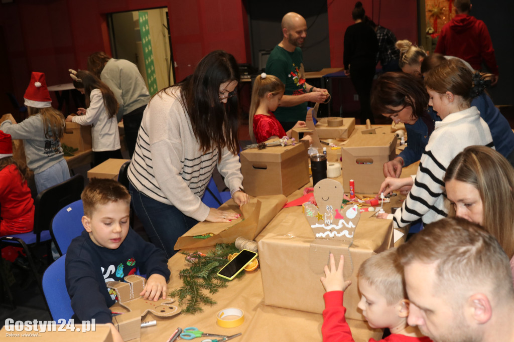 Warsztaty pakowania prezentów w GOK Hutnik
