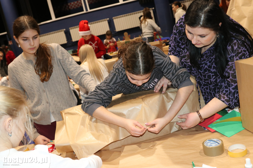 Warsztaty pakowania prezentów w GOK Hutnik