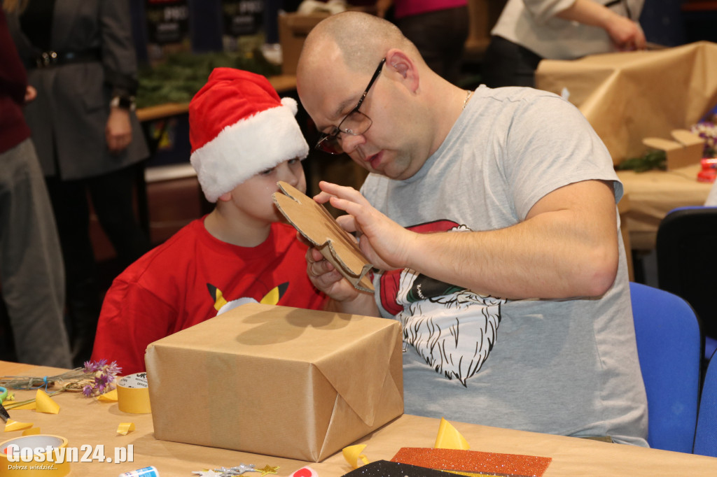 Warsztaty pakowania prezentów w GOK Hutnik