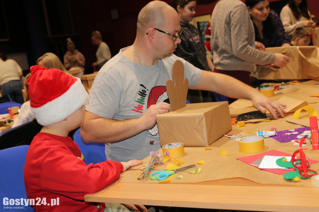 Warsztaty pakowania prezentów w GOK Hutnik