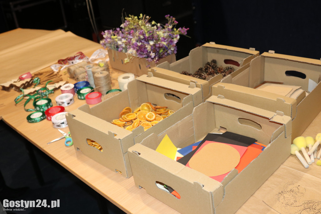 Warsztaty pakowania prezentów w GOK Hutnik