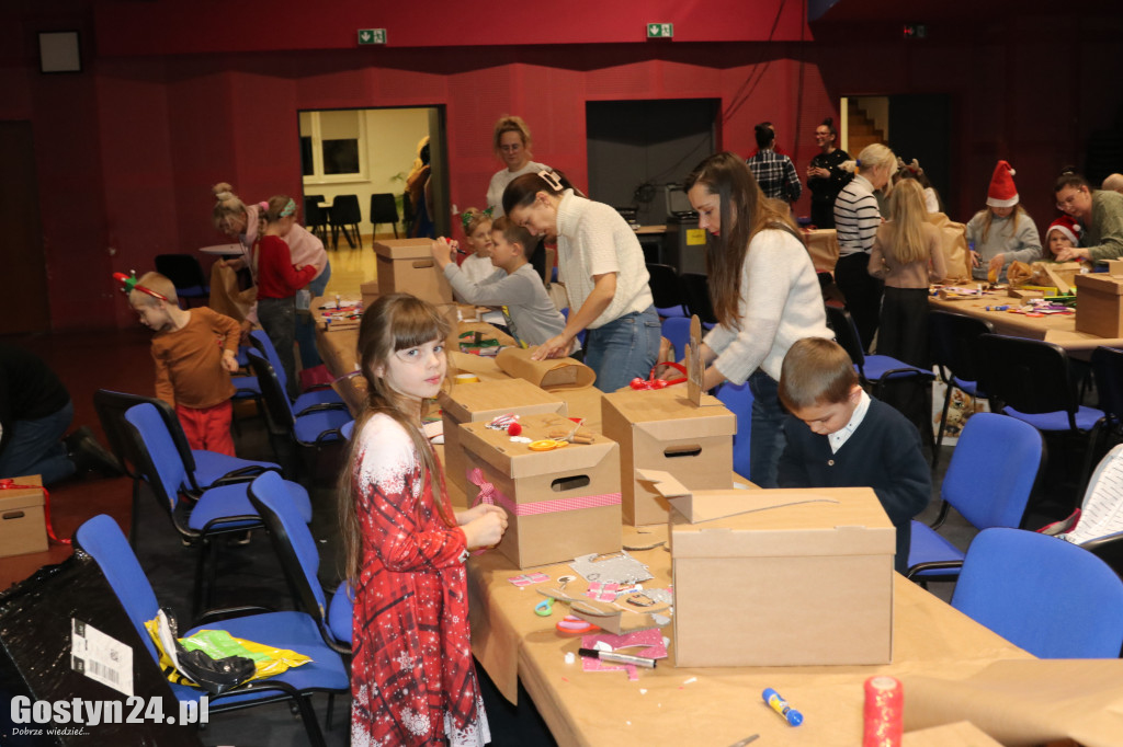 Warsztaty pakowania prezentów w GOK Hutnik