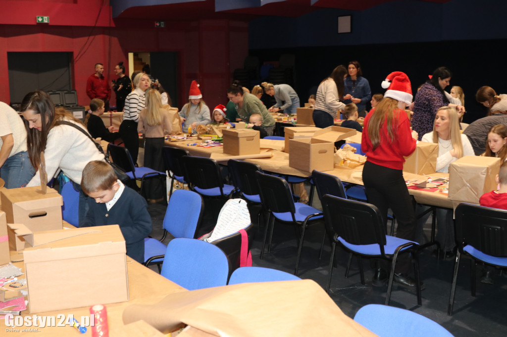 Warsztaty pakowania prezentów w GOK Hutnik