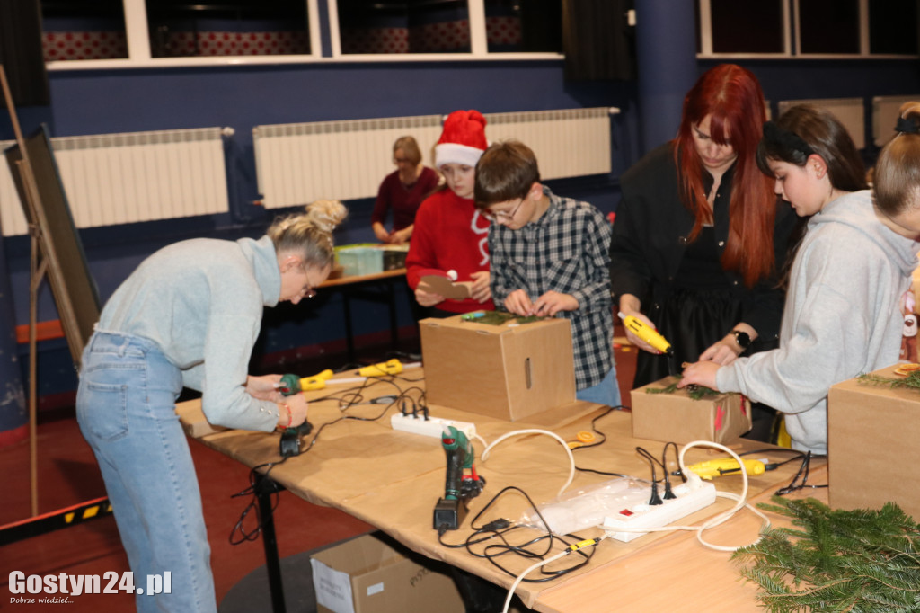 Warsztaty pakowania prezentów w GOK Hutnik