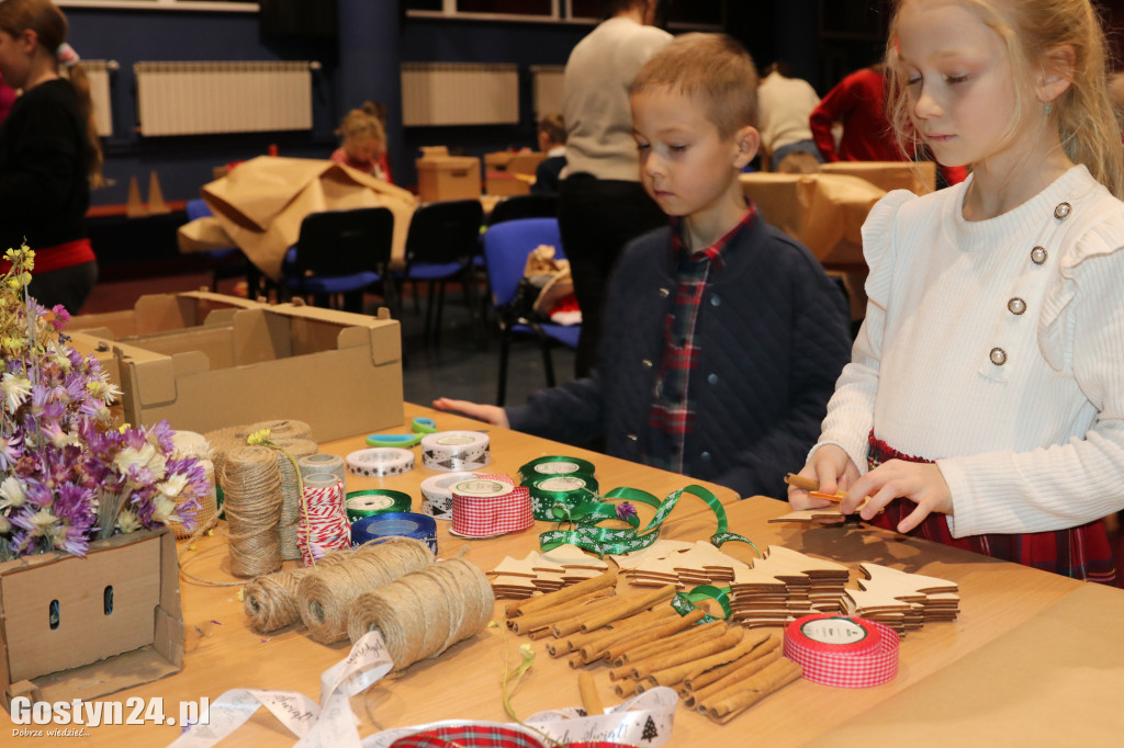 Warsztaty pakowania prezentów w GOK Hutnik
