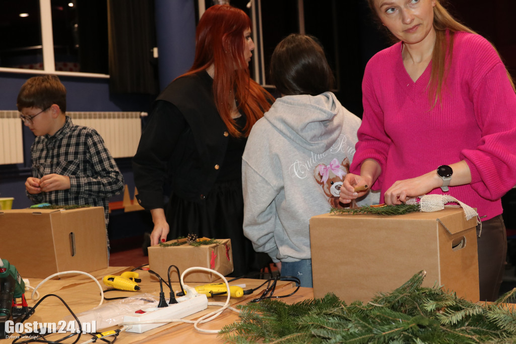 Warsztaty pakowania prezentów w GOK Hutnik