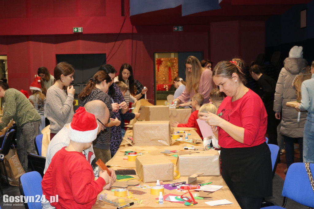 Warsztaty pakowania prezentów w GOK Hutnik