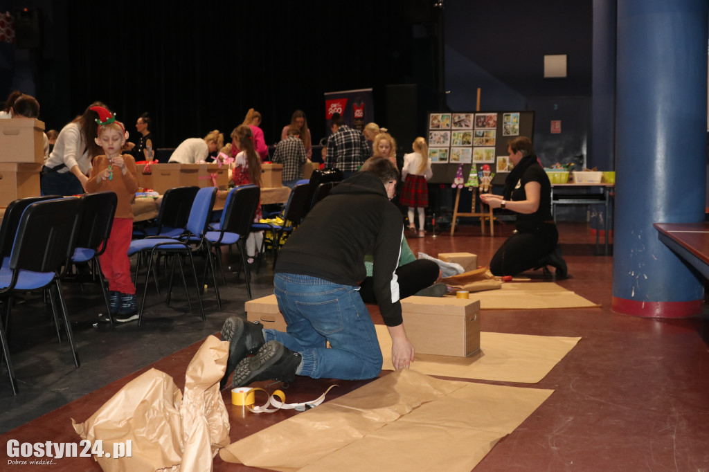 Warsztaty pakowania prezentów w GOK Hutnik