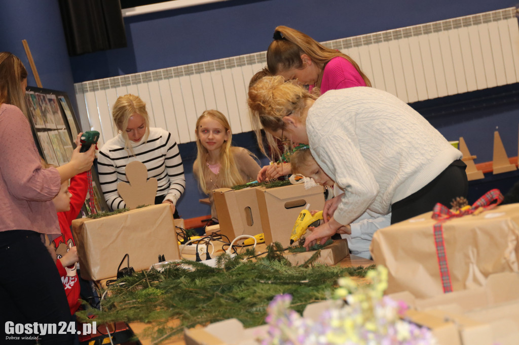 Warsztaty pakowania prezentów w GOK Hutnik