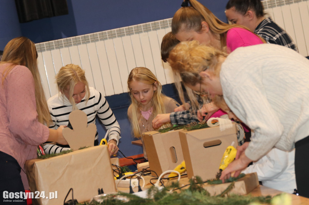 Warsztaty pakowania prezentów w GOK Hutnik
