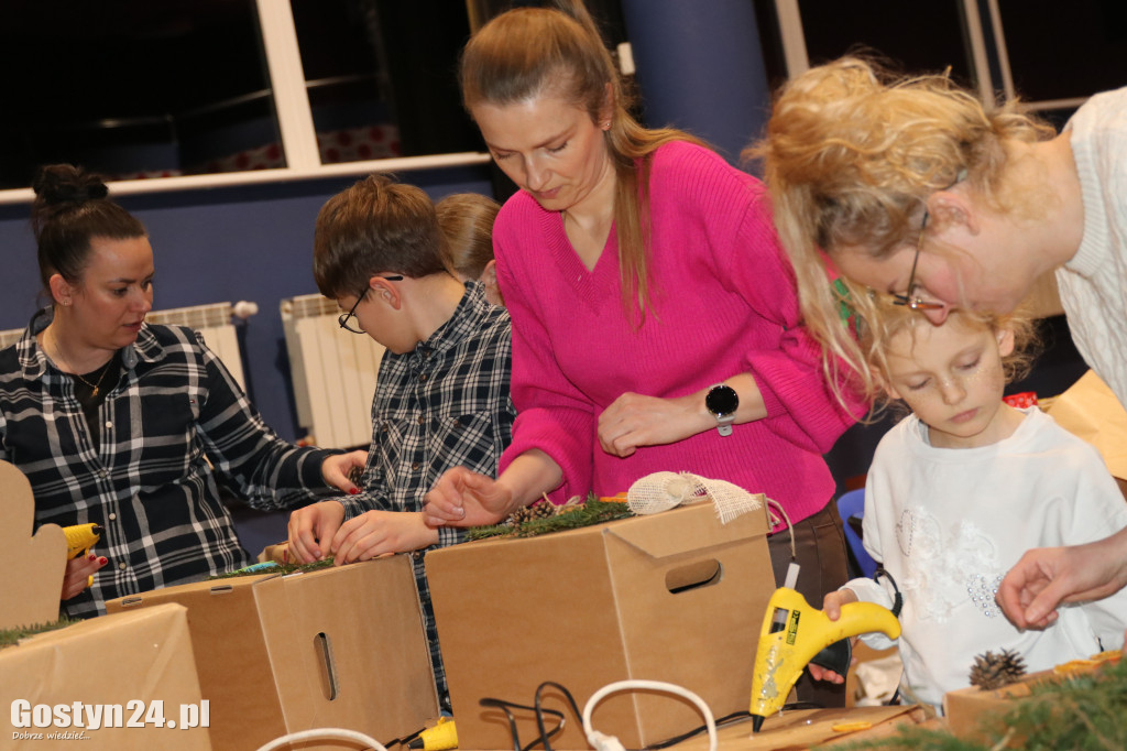 Warsztaty pakowania prezentów w GOK Hutnik