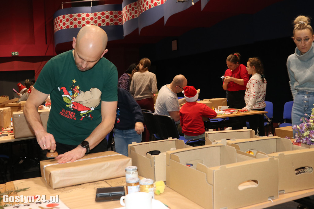 Warsztaty pakowania prezentów w GOK Hutnik