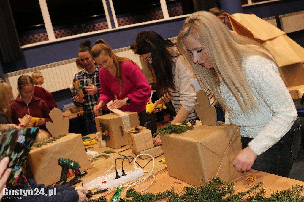 Warsztaty pakowania prezentów w GOK Hutnik