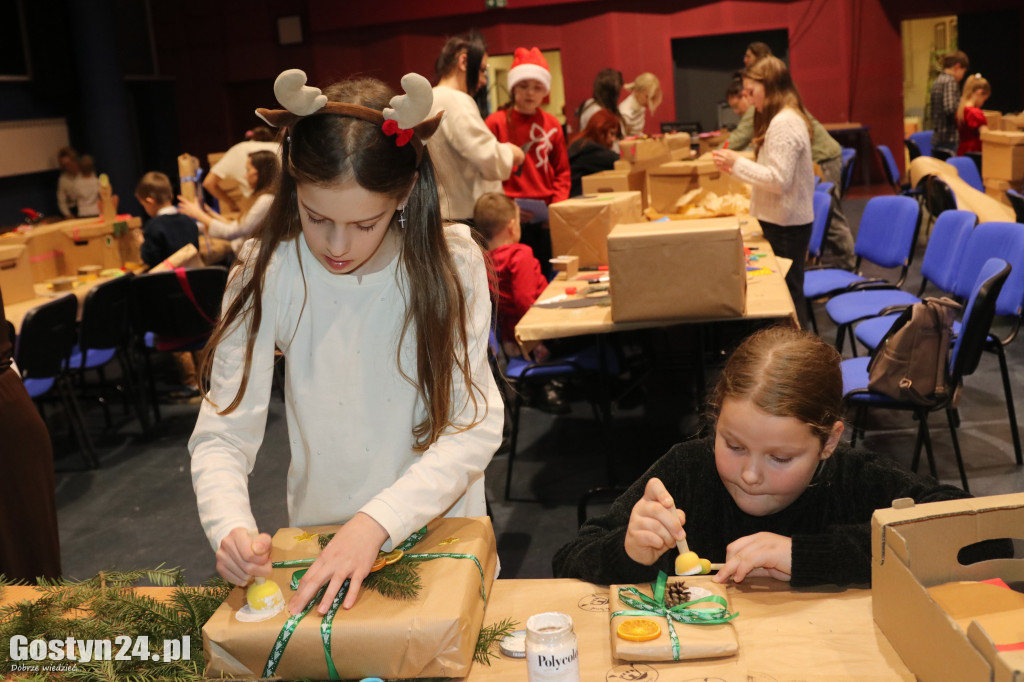 Warsztaty pakowania prezentów w GOK Hutnik