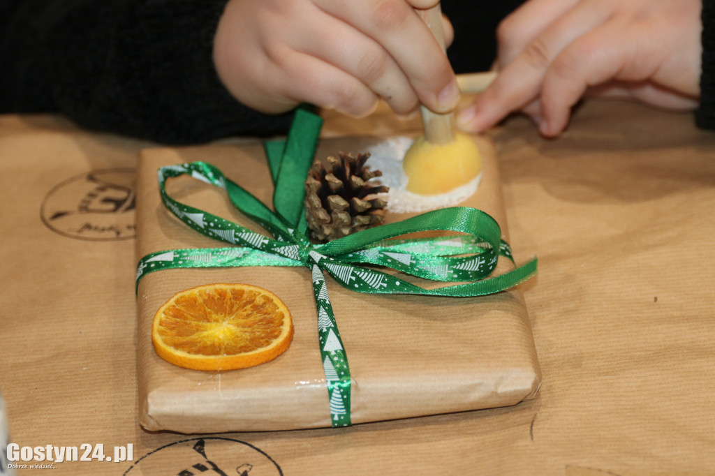 Warsztaty pakowania prezentów w GOK Hutnik