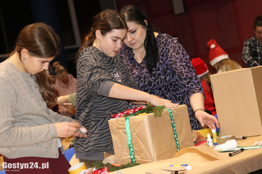 Warsztaty pakowania prezentów w GOK Hutnik