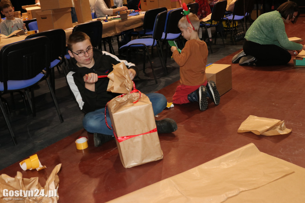 Warsztaty pakowania prezentów w GOK Hutnik