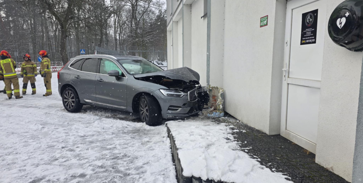 Samochód wjechał w budynek Podleśnej w Gostyniu
