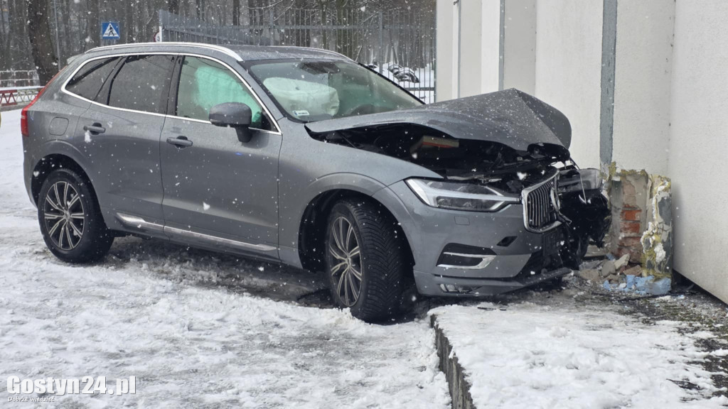 Samochód wjechał w budynek Podleśnej w Gostyniu