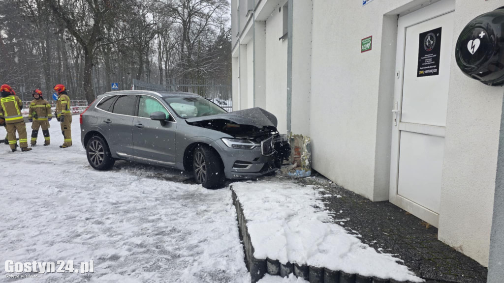 Samochód wjechał w budynek Podleśnej w Gostyniu