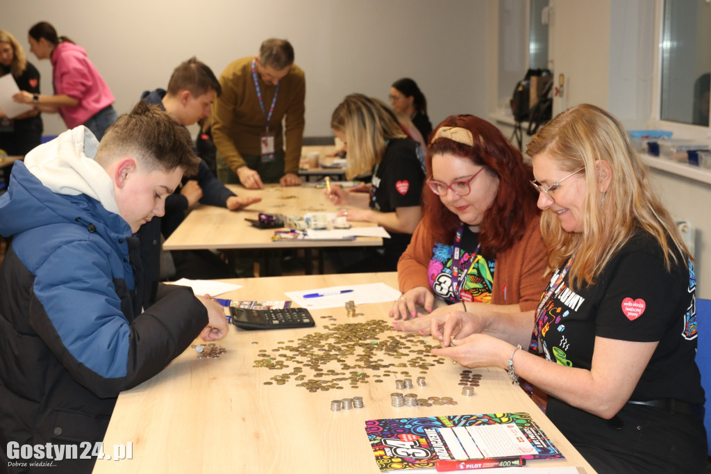 Gostyński Finał WOŚP w GOK Hutnik i licytacja serduszka