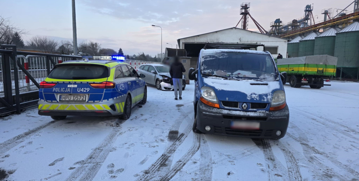 Zdarzenie aut na gostyńskim skrzyżowaniu