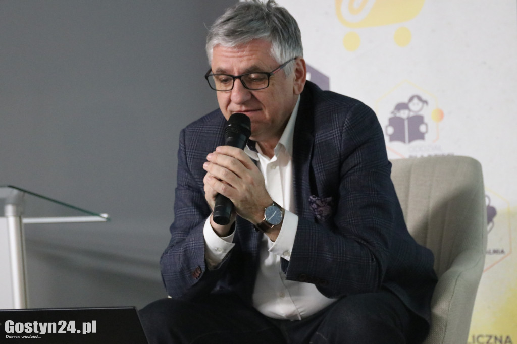 Spotkanie z Romanem Czejarkiem w gostyńskiej bibliotece