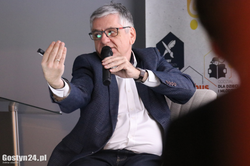 Spotkanie z Romanem Czejarkiem w gostyńskiej bibliotece