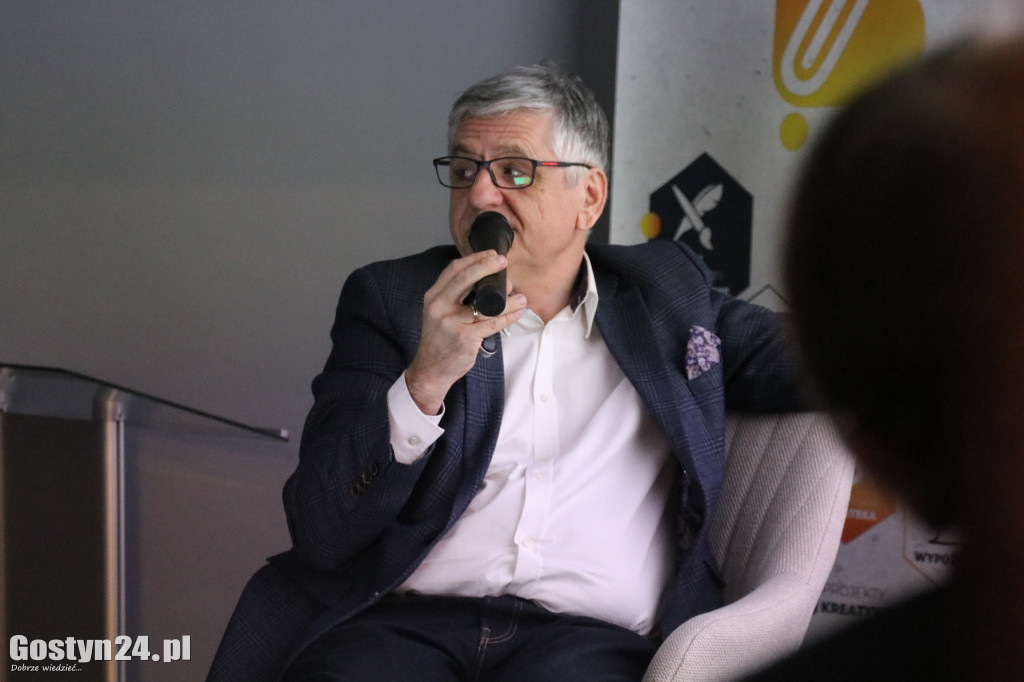 Spotkanie z Romanem Czejarkiem w gostyńskiej bibliotece