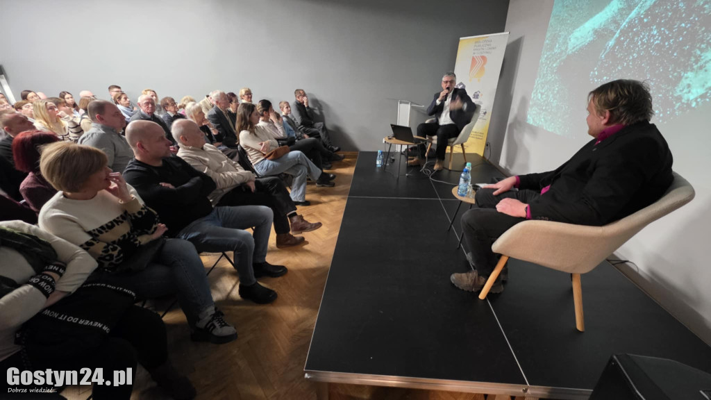 Spotkanie z Romanem Czejarkiem w gostyńskiej bibliotece