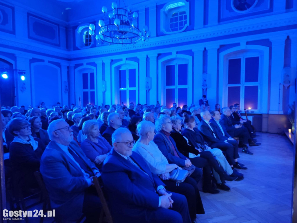 Koncert w Blasku Świateł w gostyńskim liceum