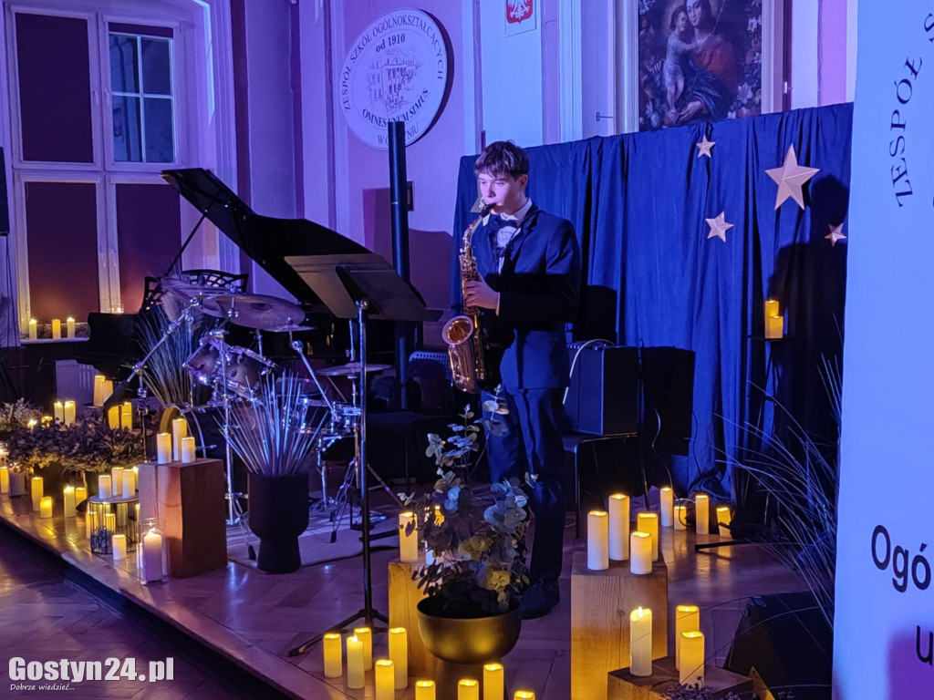 Koncert w Blasku Świateł w gostyńskim liceum