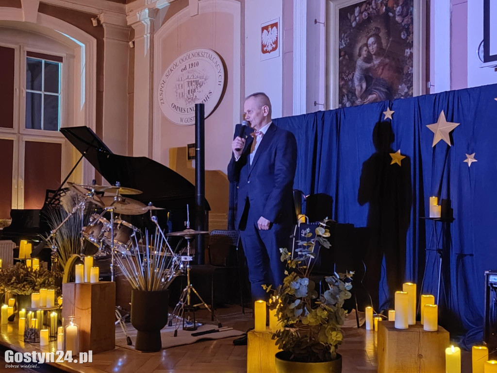 Koncert w Blasku Świateł w gostyńskim liceum
