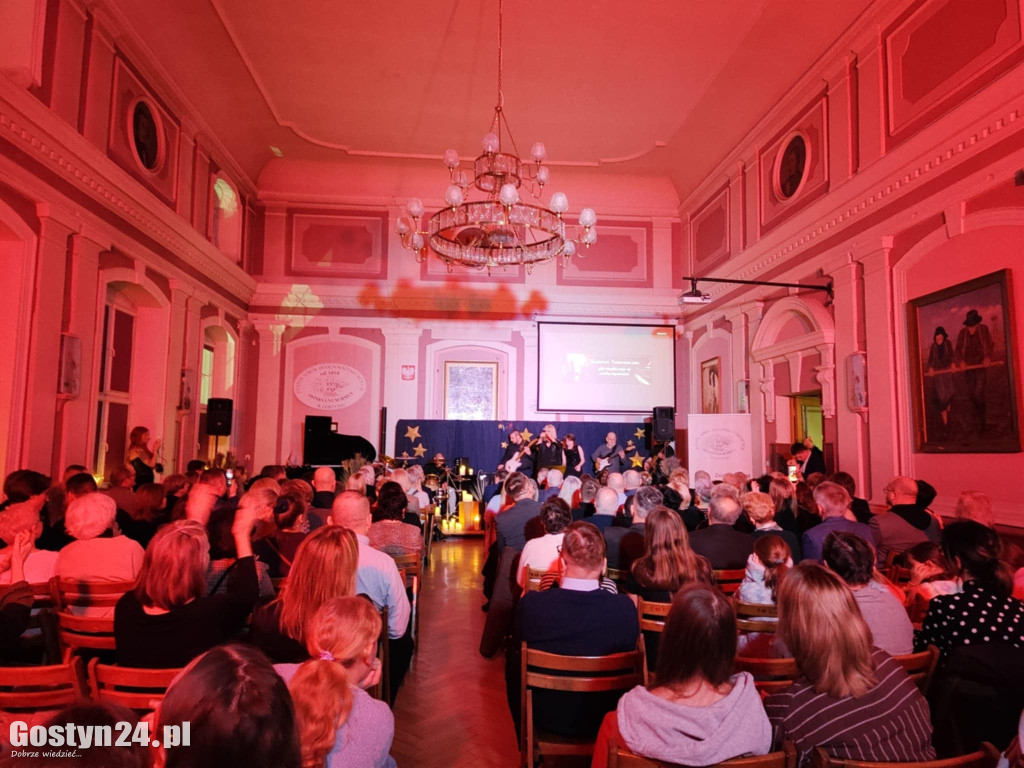 Koncert w Blasku Świateł w gostyńskim liceum