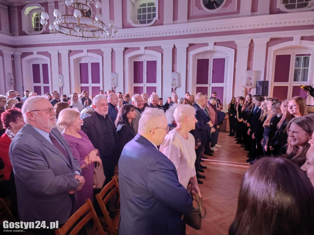 Koncert w Blasku Świateł w gostyńskim liceum