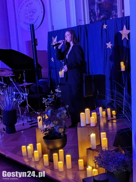 Koncert w Blasku Świateł w gostyńskim liceum