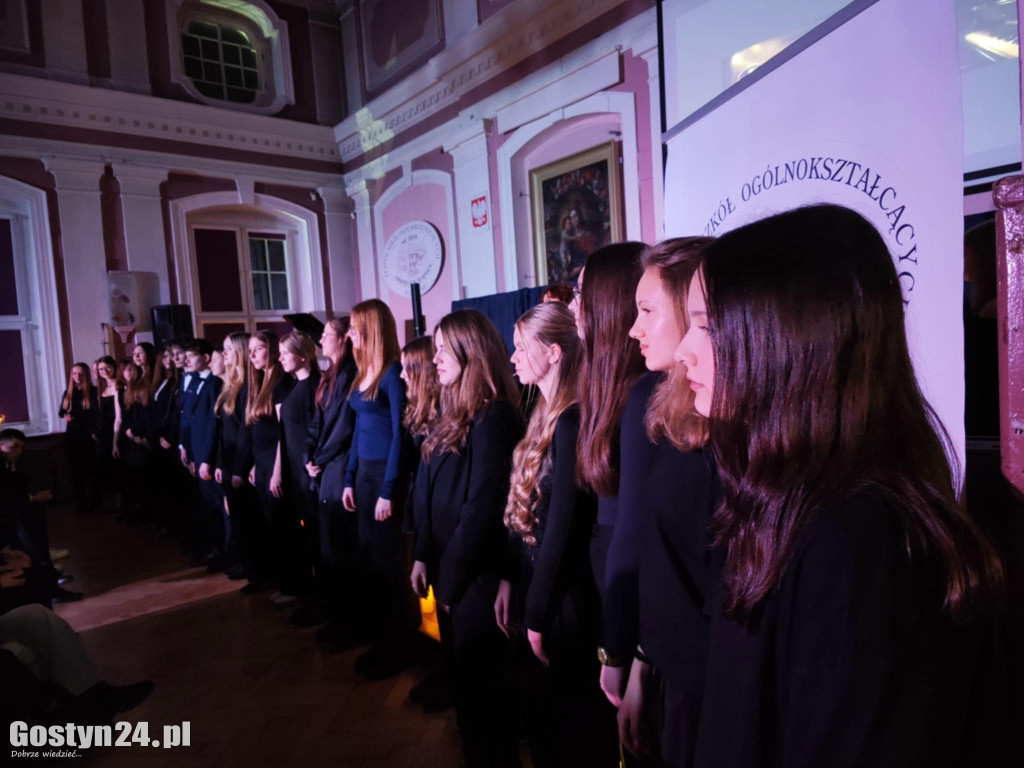 Koncert w Blasku Świateł w gostyńskim liceum