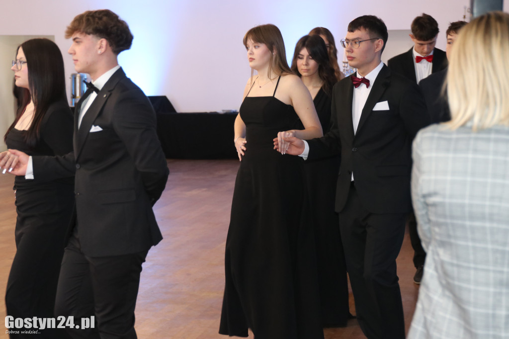 Bal studniówkowy maturzystów ZSOIZ w Pogorzeli