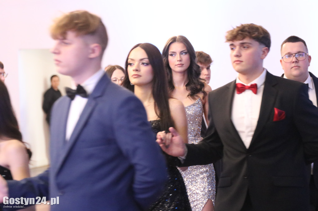 Bal studniówkowy maturzystów ZSOIZ w Pogorzeli