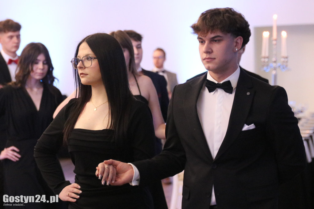 Bal studniówkowy maturzystów ZSOIZ w Pogorzeli