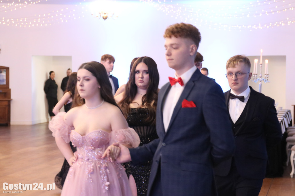 Bal studniówkowy maturzystów ZSOIZ w Pogorzeli