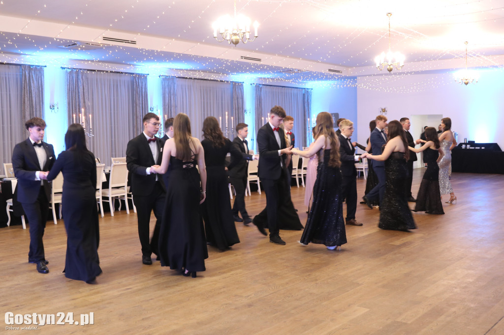 Bal studniówkowy maturzystów ZSOIZ w Pogorzeli