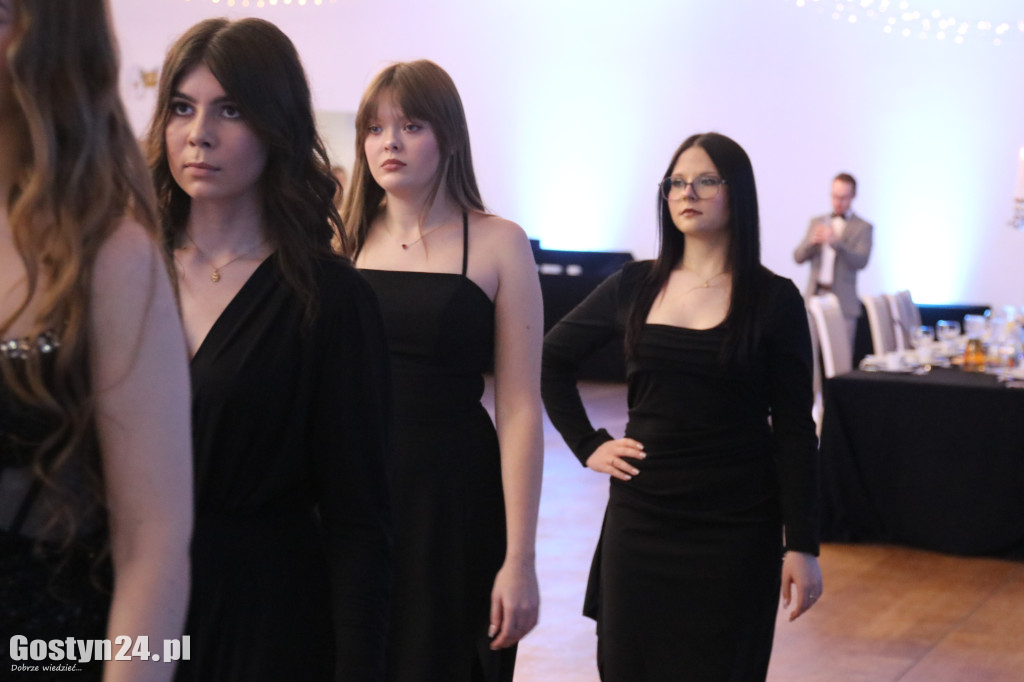 Bal studniówkowy maturzystów ZSOIZ w Pogorzeli