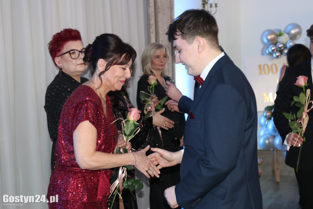 Bal studniówkowy maturzystów ZSOIZ w Pogorzeli