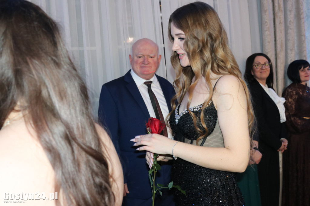 Bal studniówkowy maturzystów ZSOIZ w Pogorzeli