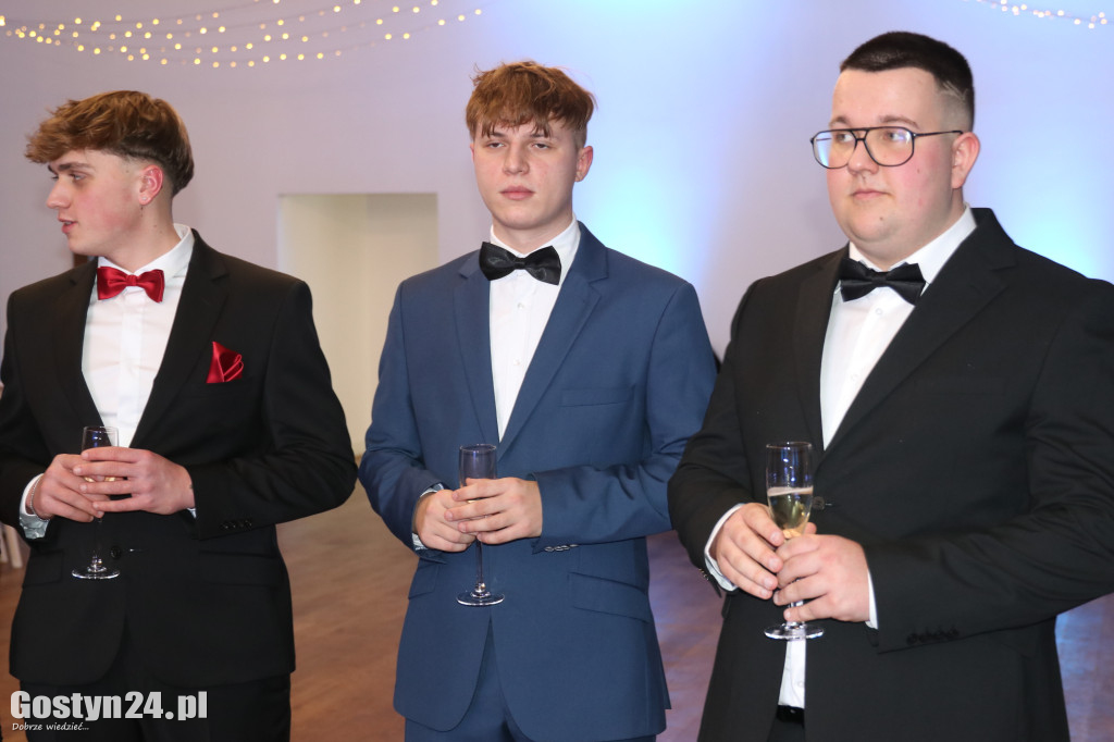 Bal studniówkowy maturzystów ZSOIZ w Pogorzeli